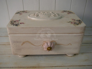 Drevená skrinka ROMANIC