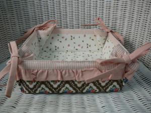 Košík RUŽE NA HNEDEJ 