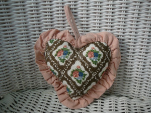 Srdiečko RUŽE NA HNEDEJ  